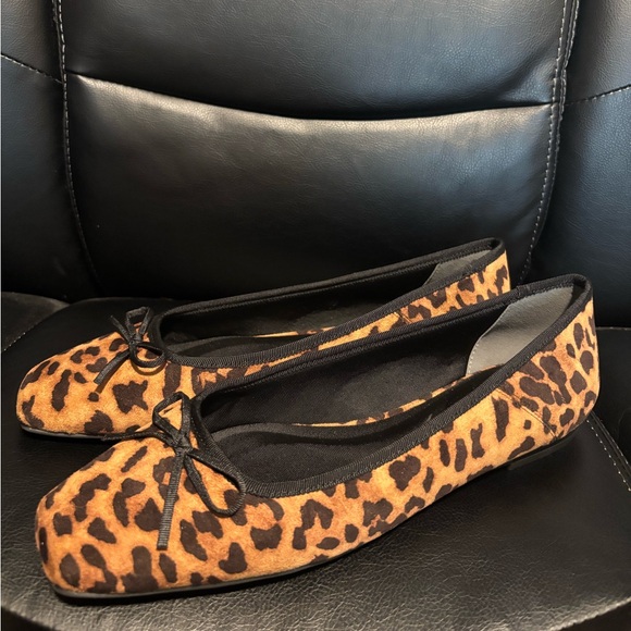 BRAND NEW Anne Klein Animal Print Flats - Picture 1 of 5